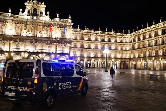 Un furgón de la Policía Nacional en la Plaza Mayor de Salamanca.