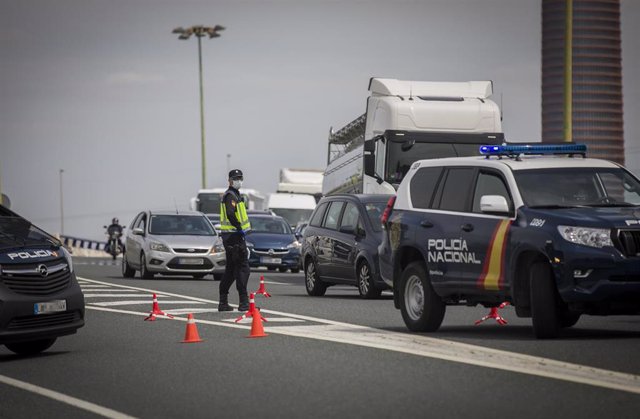 Agentes de la policía nacional regulan el tráfico en un control policial en la carreteras de la salida de Sevilla a Huelva. En Sevilla, Andalucía, España), a 08 de abril de 2020.