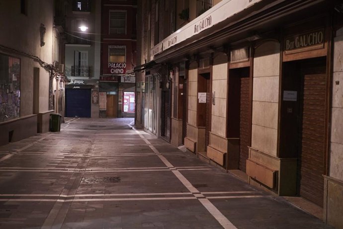 Una calle vacía en Pamplona en el día en que comienza el cierre perimetral de Navarra.