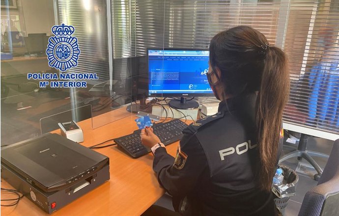 Una agente de la Policía Nacional, durante la investigación