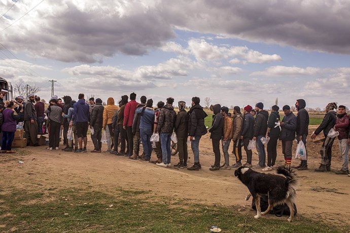 Cola de migrantes y refugiados en Edirne, Turquía