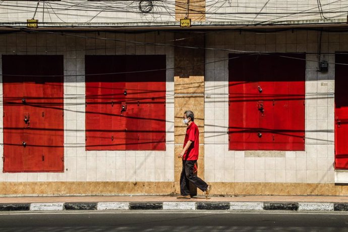 Un hombre pasea con mascarilla en la ciudad indonesia de Bandung