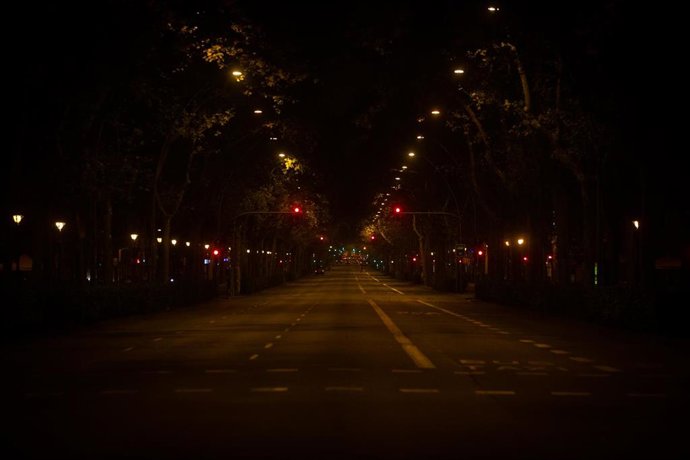 La Gran Vía de les Corts Catalanes totalmente vacía al inicio del toque de queda impuesto de 22.00 horas a 06.00 horas por la crisis sanitaria del Covid-19, en Barcelona, Catalunya, (España), a 2 de noviembre de 2020