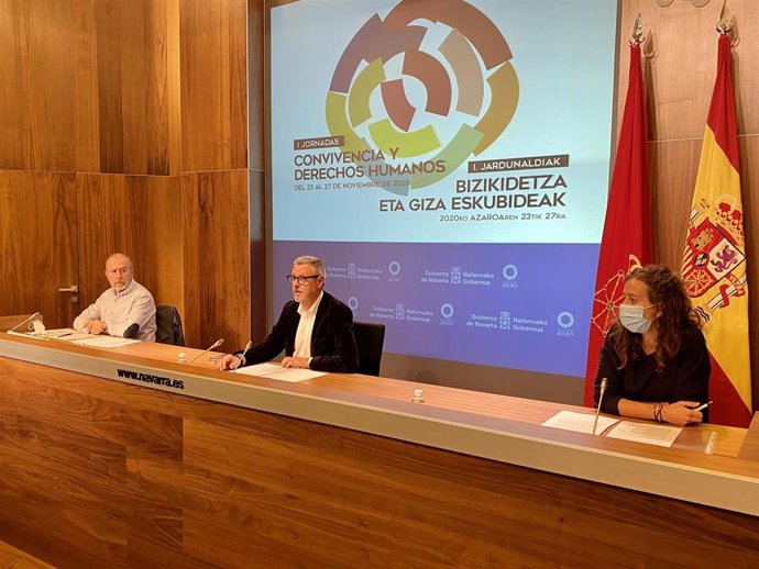 José María González, director del servicio de Convivencia y Derechos Humanos; Martín Zabalza, director general de Paz, Convivencia y Derechos Humanos, e  Irati Goikoetxea, jefa de sección de Convivencia