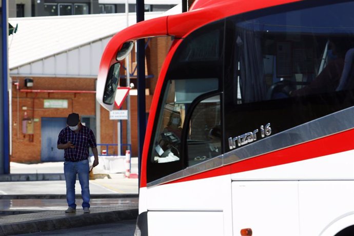 Viajeros suben a los autobuses en la estación de Málaga, durante el primer día de la Fase 3. Málaga a 8 de junio del 2020 (Foto de archivo).