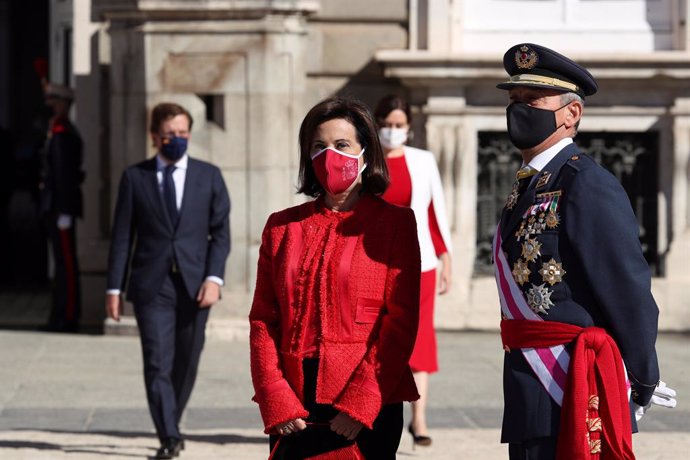 La ministra de Defensa, Margarita Robles, durante el acto militar que se celebra en la plaza de la Armería del Palacio Real con motivo del Día de la Fiesta Nacional o Día de la Hispanidad, en Madrid (España), a 12 de octubre de 2020. La celebración este