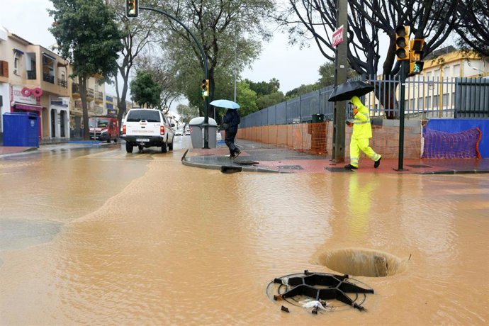 Operarios de los servicios operativos ayudan a retirar el exceso de agua acumulada. Foto archivo.