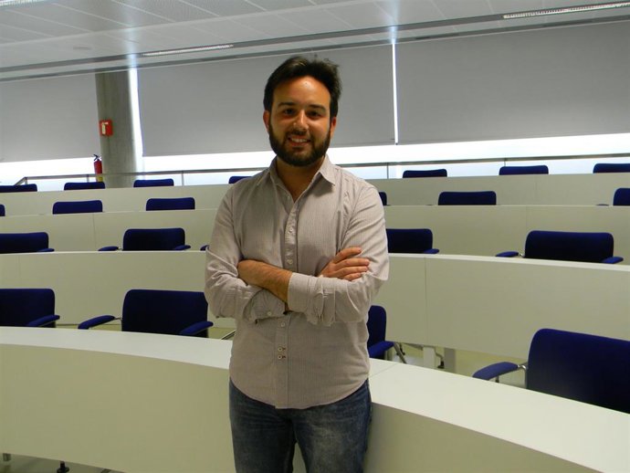 El profesor e Investigador del departamento de Psicología de la Universidad Loyola, Alejandro Galvao Carmona.