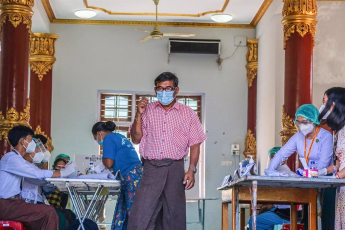 08 November 2020, Myanmar, Mandalay: A man leaves a polling station after casting his vote at the 2020 Myanmar general election. Photo: Kaung Zaw Hein/SOPA Images via ZUMA Wire/dpa