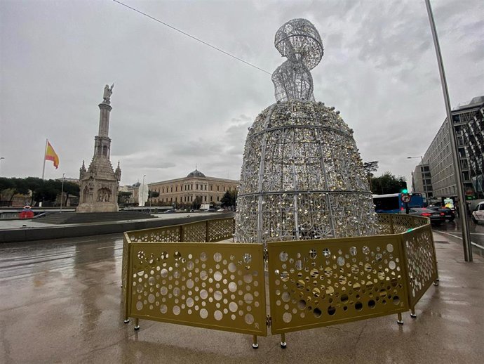 Menina de aluminio y 10 metros de altura instalada en la Plaza de Colón por el  Ayuntamiento.