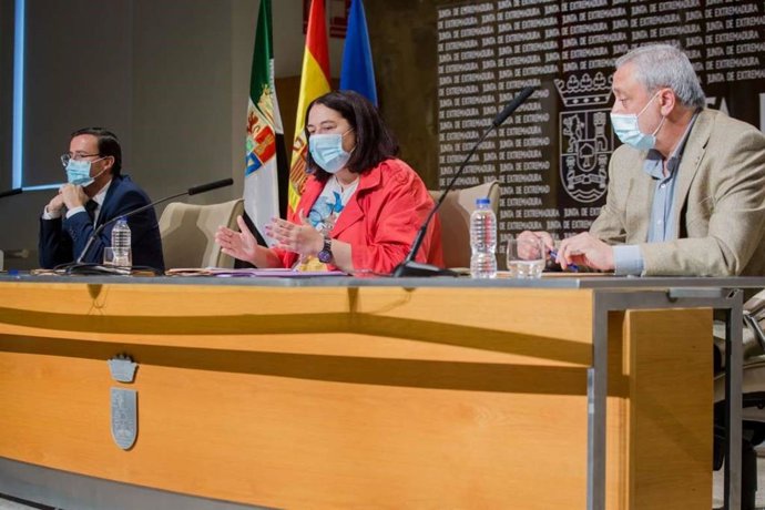 La consejera de Agricultura, Desarrollo Rural, Población y Territorio, Begoña García Bernal; el presdidente de la Diputación de Badajoz, Miguel Ángel Gallardo; y el presidente en funciones de la Diputación de Cáceres, Carlos Carlos Rodríguez