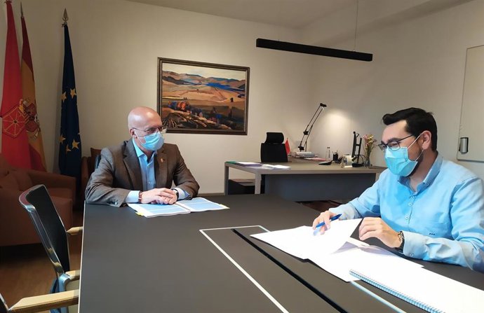 El consejero de Cohesión Territorial, Bernardo Ciriza, y el director general de Administración Local y Despoblación, Jesús M Rodríguez