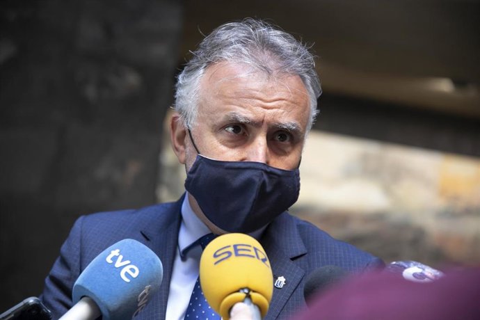 El presidente de Canarias, Ángel Víctor Torres, dando declaraciones a los  periodistas