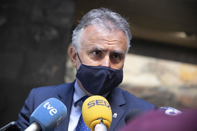 El presidente de Canarias, Ángel Víctor Torres, dando declaraciones a los  periodistas