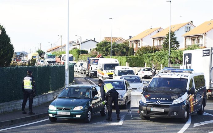Agentes de la Policía Nacional realizan controles de movilidad por el cierre de los municipios