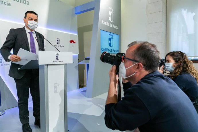 El consejero de Agricultura, Agua y Desarrollo Rural, Francisco Martínez Arroyo, en rueda de prensa.