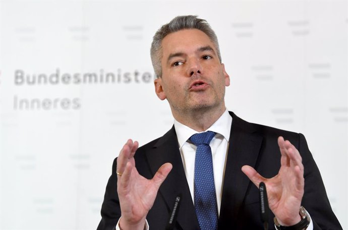 09 November 2020, Austria, Vienna: Austrian Interior Minister Karl Nehammer speaks during a press conference with the title "Today's police measures". Austrian police raided more than 60 premises linked to the Islamist Muslim Brotherhood and the Palesti