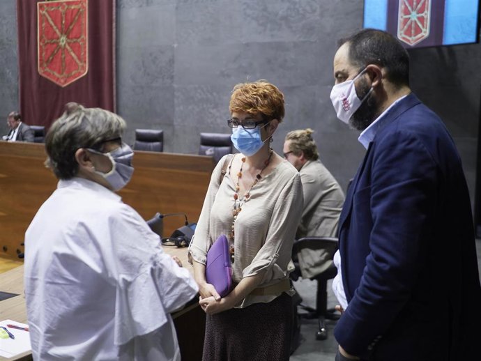 I-D, la parlamentaria foral de I-E Marisa de Simón, la de EH Bildu Bakartxo Ruiz y el del PSN Ramón Alzórriz.