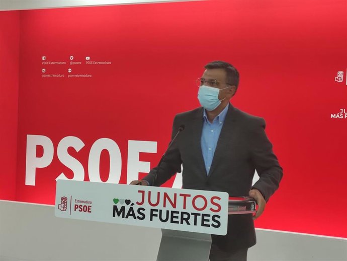 El portavoz del PSOE extremeño, Juan Antonio González, en rueda de prensa
