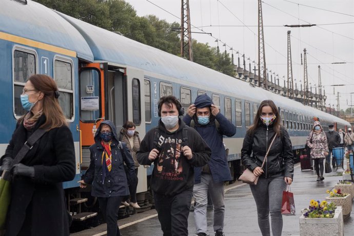 Personas con mascarilla en una estación de Budapest