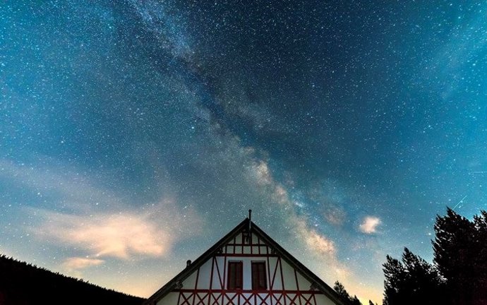 Cielo nocturno en el refugio Comes de Rubió, en el Parc Natural de lAlt Pirineu.