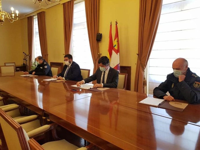 El subdelegado del Gobierno en Ávila,. Arturo Barral, firma con el alcalde de Ávila; Jesús Manuel Sánchez Cabrera, su incorporación al sistema VioGen.