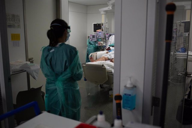 Personal sanitario visita a un enfermo ingresado en una Unidad de Cuidados Intensivos UCI