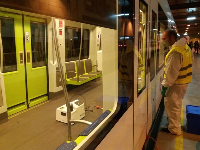 Interior de un vagón en desinfección
