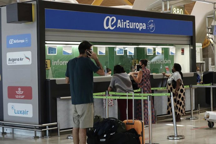 Pasajeros en la ventanilla de Air Europa en la Terminal T4 del aeropuerto Adolfo Suárez Madrid-Barajas, en Madrid 