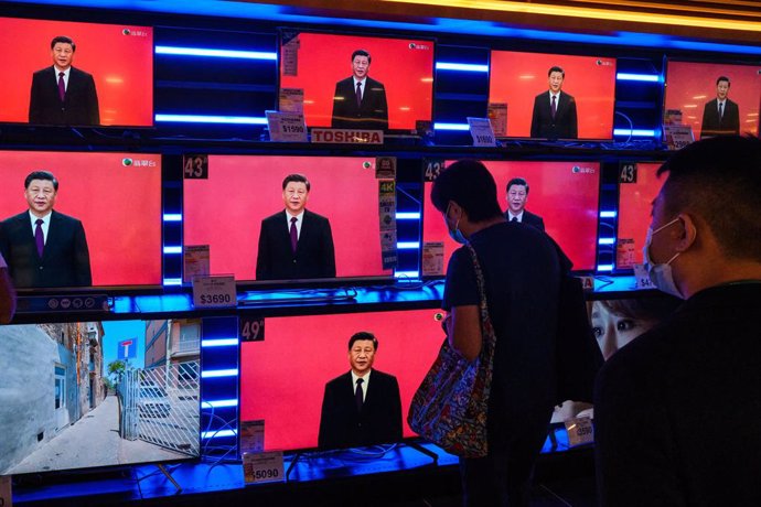 14 October 2020, China, Hong Kong: People look at screens displaying Chinese President Xi Jinping speech, during his visits to Shenzhen to mark the 40th anniversary of the establishment of the Shenzhen Special Economic Zone. Photo: Isaac Wong/SOPA Image