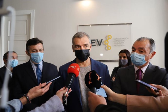 Toni Cantó (Cs) y Salvador Navarro (CEV) atienden a los medios antes de una reunión