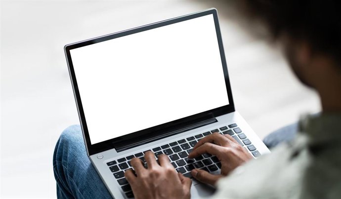 Alumno sigue la actividad docente de la US con la plataforma Enseñanza Virtual