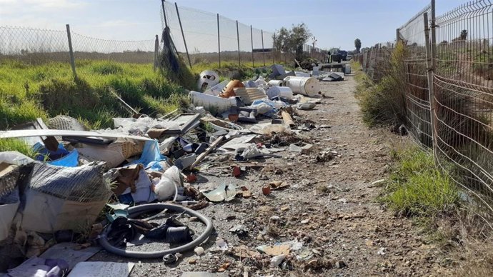 Limpieza de escombros y voluminosos del camino de ses Argiles de s'Aranjassa.