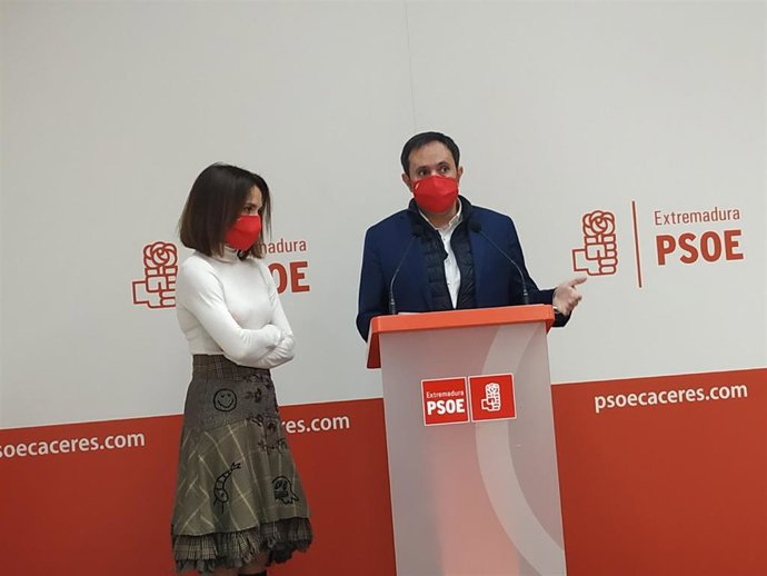 Belén Fernández y César Ramos, diputados del PSOE por la provincia de Cáceres en una rueda de prensa
