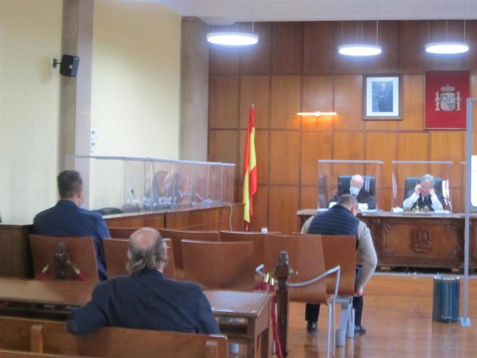 Los dos acusados ante el tribunal