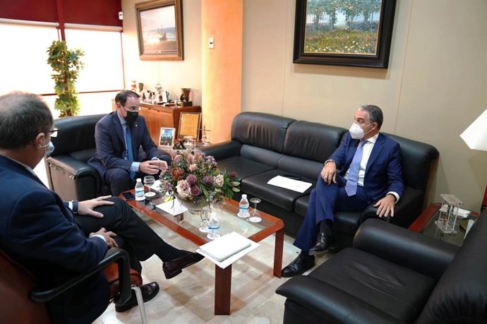 Imagen de este lunes del encuentro del presidente de la CEA, Javier González de Lara, y el consejero de la Presidencia, Elías Bendodo.