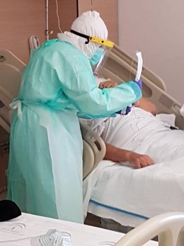 Un sanitario atiende a un paciente durante la pandemia de COVID-19.