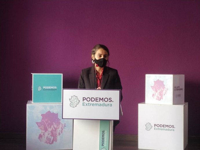 La coordinadora de Podemos Extremadura, Irene de Miguel, en rueda de prensa