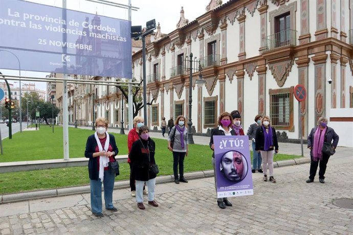 La delegada de Igualdad de la Diputación de Córdoba, Alba Doblas (centro), frente a la lona contra la violencias machistas colocada a las puertas de la Diputación de Córdoba