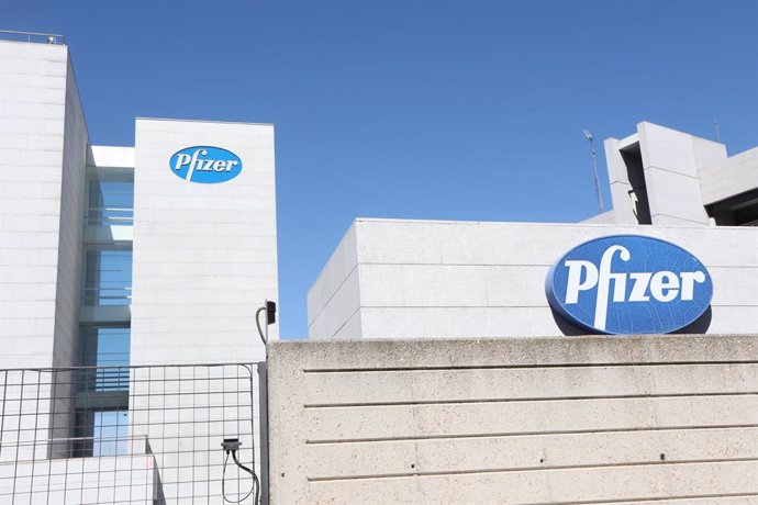 Logo de Pfizer en el edificio de los laboratorios de la marca en Madrid (España), a 2020.  El laboratorio estadounidense Pfizer trabaja junto con el  alemán BioNTech en una clase de vacuna basada en el ARN mensajero (ARNm), que transfiere información a 