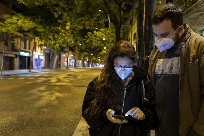 Dos personas participando en el recuento de personas sin techo en Barcelona