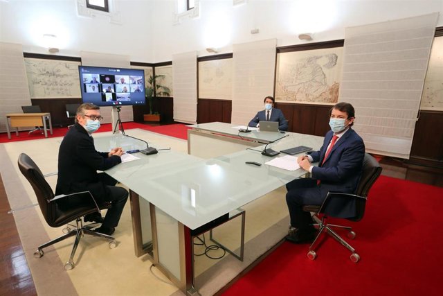 Fernández Mañueco preside la reunión de la Mesa de la Madera de CyL.