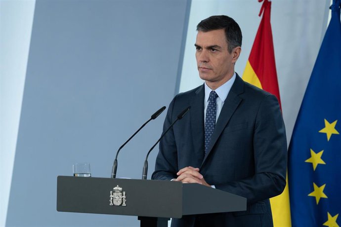 El presidente del Gobierno, Pedro Sánchez, ofrece una rueda de prensa tras el Consejo de Ministros Extraordinario celebrado en Moncloa para declarar el segundo estado de alarma en España por la pandemia del Covid-19, en Madrid (España) a 25 de octubre d