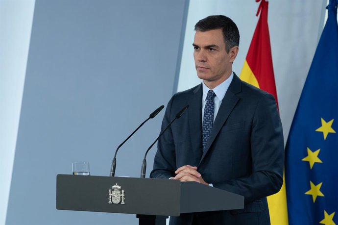 El presidente del Gobierno, Pedro Sánchez, ofrece una rueda de prensa tras el Consejo de Ministros Extraordinario celebrado en Moncloa para declarar el segundo estado de alarma en España por la pandemia del Covid-19, en Madrid (España) a 25 de octubre d