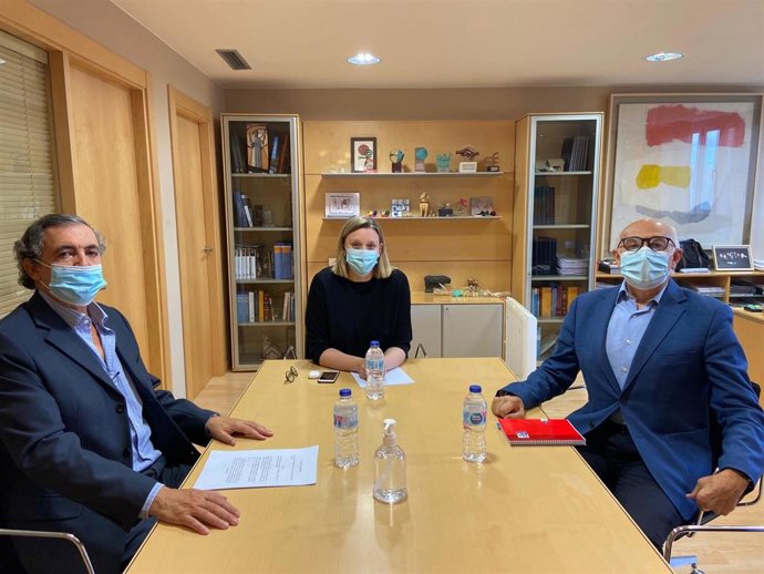 Blanco (C) en la reunión con miembros  del CERMI.