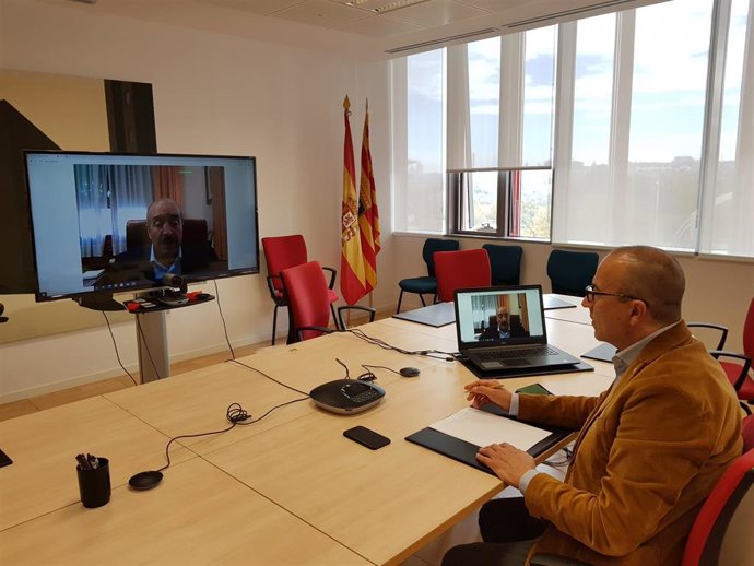 Reunión telemática entre el consejero de Educación, Felipe Faci, y el presidente de la DPT, Manuel Rando.