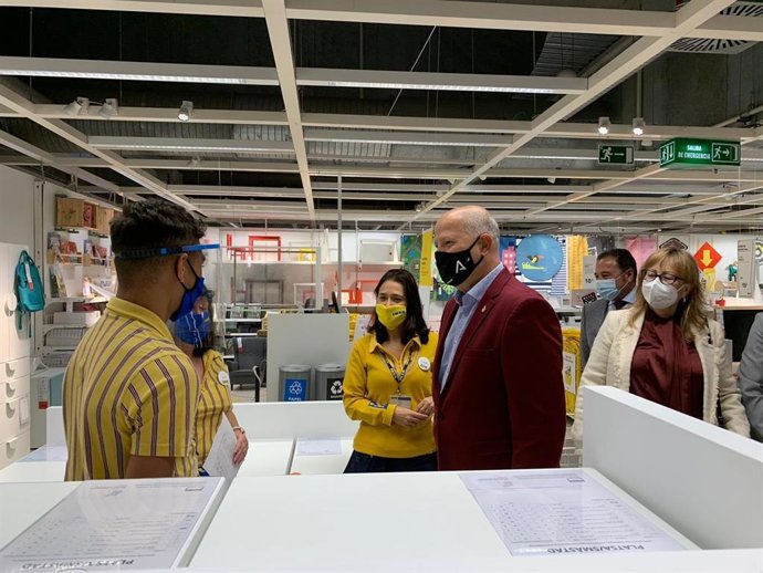 El consejero de Educación, Javier Imbroda, visita al alumnado de FP Dual que completa su formación en la empresa IKEA