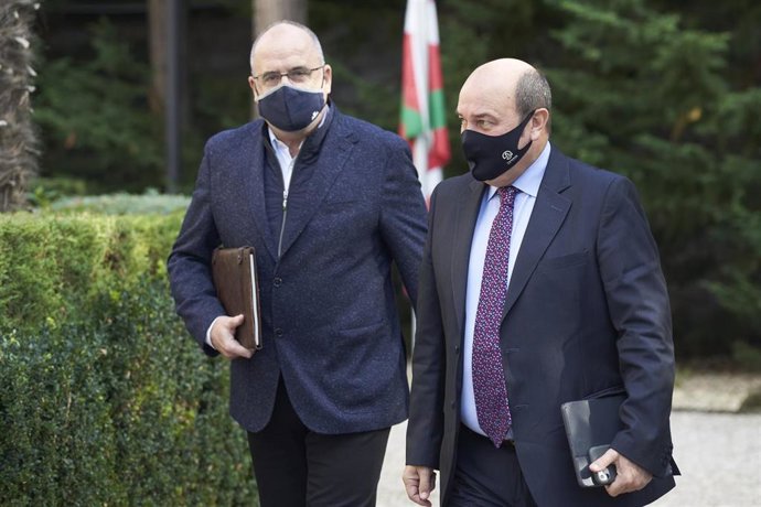 El presidente del EBB del PNV, Andoni Ortuzar, y el portavoz jeltzale en el Parlamento Vasco, Joseba Egibar, llegan a la reunión con el Lehendakari