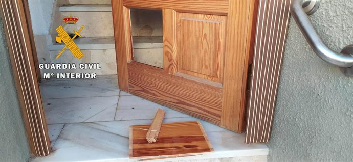 Los ladrones abrieron un agujero en la puerta de la vivienda para poder acceder a su interior