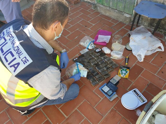La Policía Nacional desarticula dos puntos de venta de droga en domicilio que se salda con cuatro detenidos
